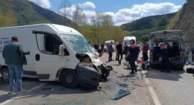 Üniversite öğrencilerini taşıyan araç kaza yaptı: Yaralılar var!