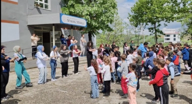 Üniversiteli öğrencilerden köye kütüphane hediyesi
