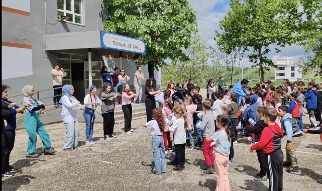 Üniversiteli öğrencilerden köye kütüphane hediyesi