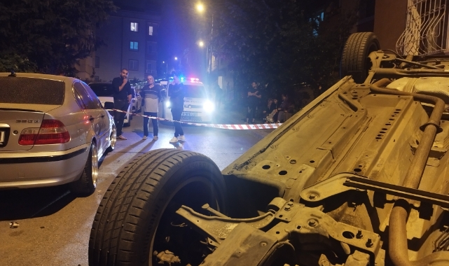 Üsküdar’da park halindeki araca çarpan otomobil takla attı!