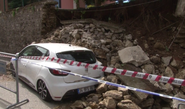 Üsküdar’da site duvarı çöktü
