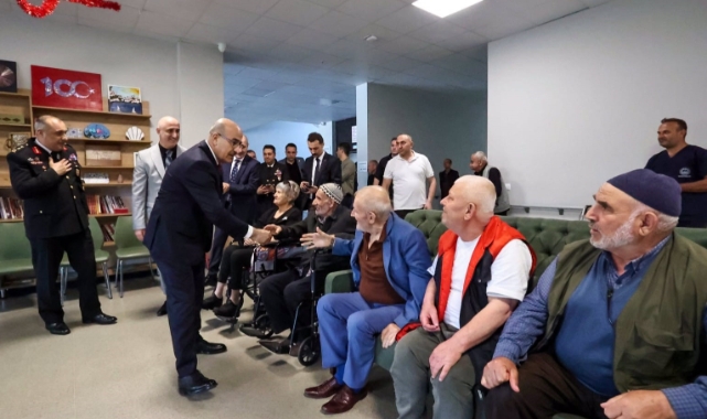 Vali Demirtaş, çocuk ve yaşlılarla bir araya geldi