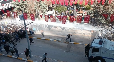 Van'da tepkiler dinmiyor! Ortalık savaş alanına döndü