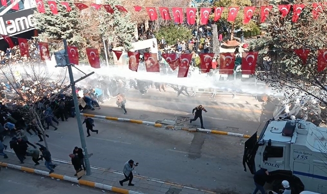Van'da tepkiler dinmiyor! Ortalık savaş alanına döndü