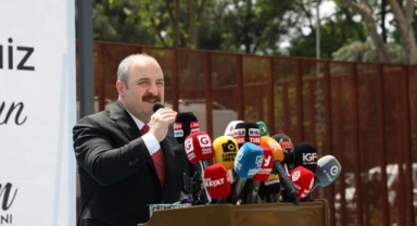 Varank: Milletin nazarında İstiklal Marşı'na, Türk bayrağına saygı duymayanın hiçbir itibarı olmaz