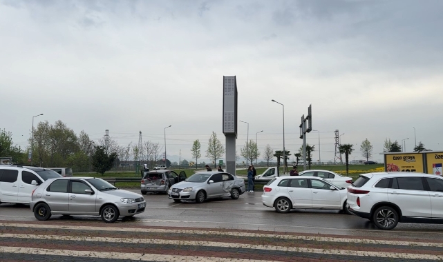 Yakıt deposu delinen TIR 10 kazaya neden oldu