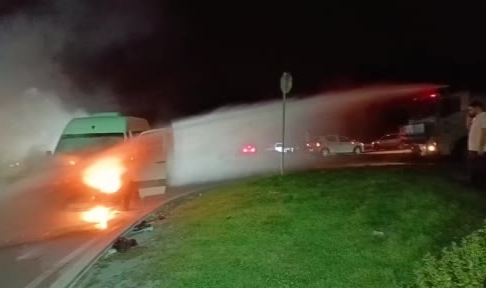 Yanan servis aracını TOMA böyle söndürdü