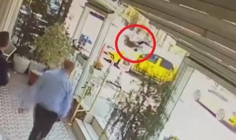 Yanlış yerden dönen taksiye çarparak takla attı