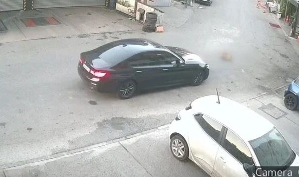 Yerde yatan köpeği ezip kaçtı