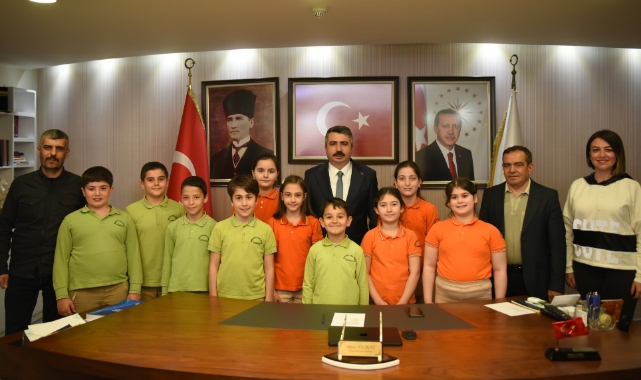 Yıldırım Belediye Başkanı Oktay Yılmaz makamı miniklere bıraktı