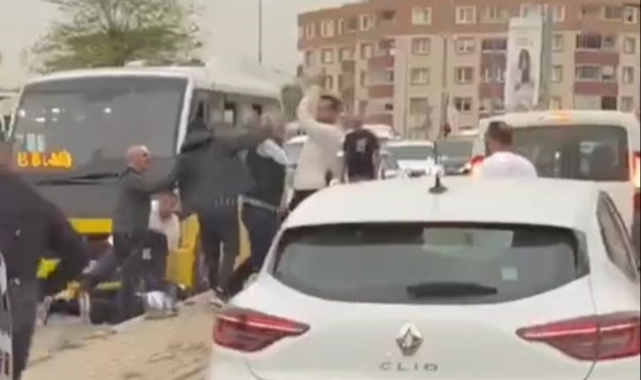 Yol ortasında yumruklu sopalı kavga!