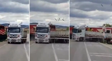 Yolcu treni hemzemin geçitte TIR'a çarptı