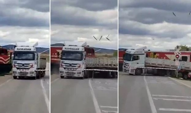 Yolcu treni hemzemin geçitte TIR'a çarptı