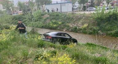 Yolunu kaybeden vatandaş su kanalına uçtu