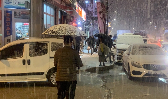 Yüksekova'da 'nisan' karı hazırlıksız yakaladı