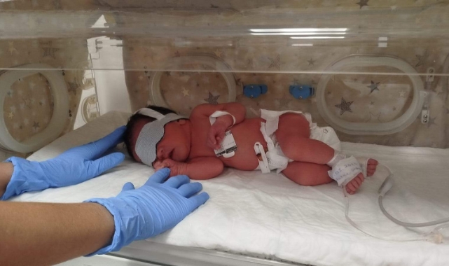 2 günlük bebeği dağ yolunda ölüme terk ettiler