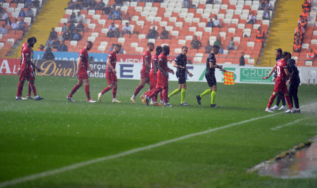 Adana Demirspor - Gaziantep FK maçına ara verildi