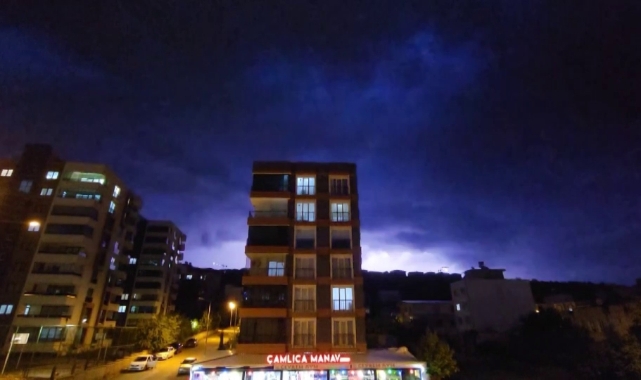 Adıyaman’da geceyi şimşekler aydınlattı