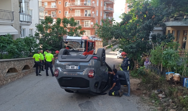 Alanya’da kontrolden çıkan otomobil devrildi: 3 yaralı