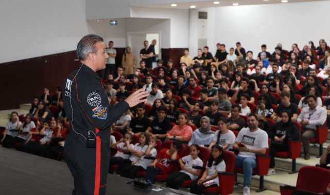 Alper Gezeravcı, Bursa’da öğrencilerle buluştu