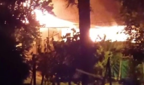 Amasya’da köyde yanan ev alevlere teslim oldu