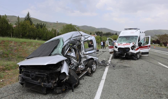 Ambulans ile hafif ticari araç çarpıştı: 6 yaralı