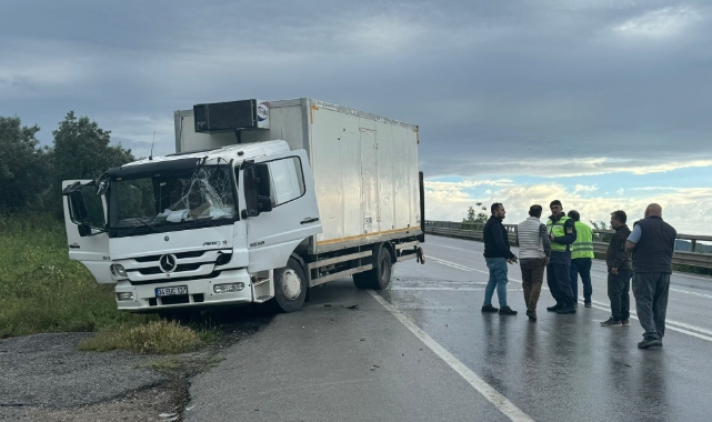 Ani fren yapan kamyona 2 araç çarptı: 1 yaralı