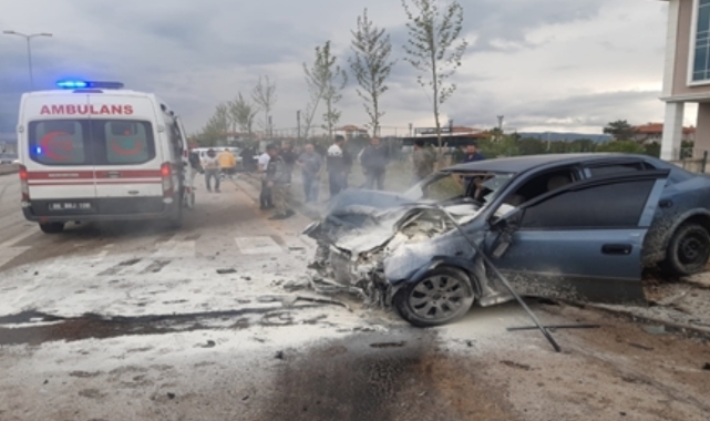 Ankara’da kaza yapan araçlardan biri alev aldı