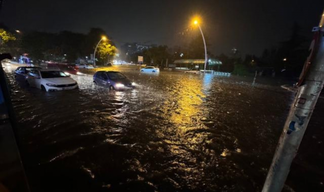 Ankara'da sağanak yağış hayatı felç etti