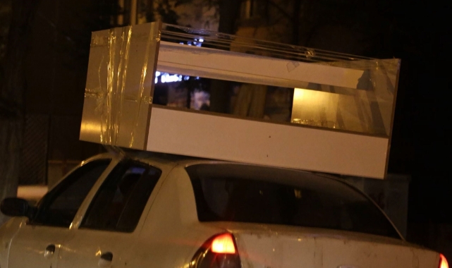 Aracın tavanına koli bandıyla yapıştırdığı dolapla trafikte böyle seyretti