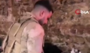 Askeri üniforma ile yemek servis etmişti...