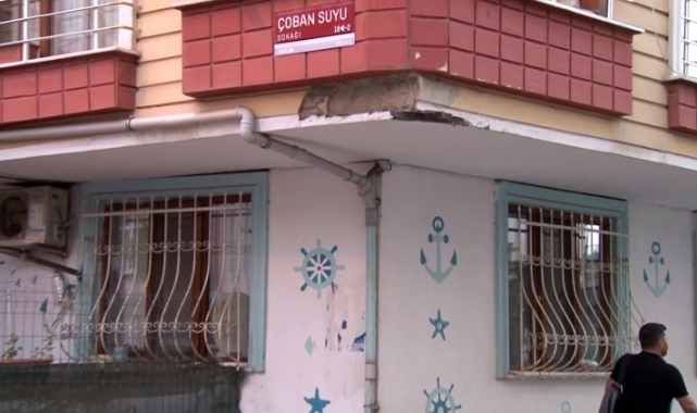 Avcılar’da hafriyat kamyonu binaya çarptı!