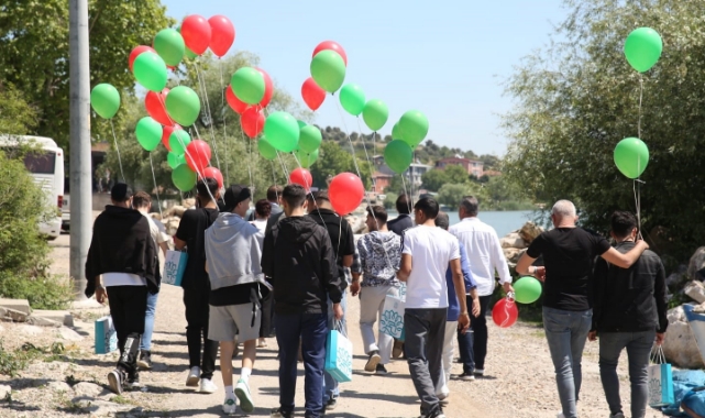 Bağımlılıktan kurtulmayı balon uçurarak kutladılar