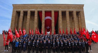 Bakan Bak gençler ve sporcularla Anıtkabir'i ziyaret etti