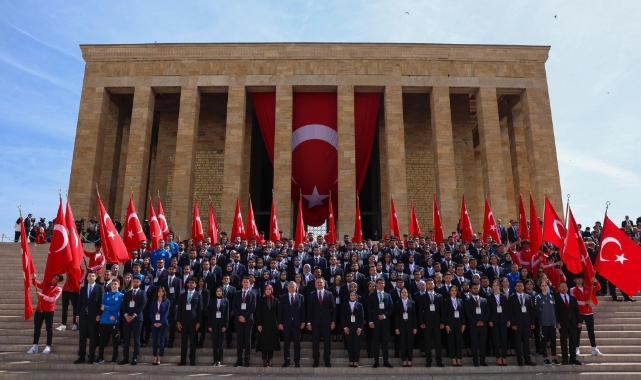 Bakan Bak gençler ve sporcularla Anıtkabir'i ziyaret etti