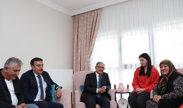 Bakan Özhaseki'den depremzede aileye ziyaret