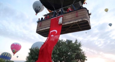 Balonlar Türk bayraklarıyla uçtu