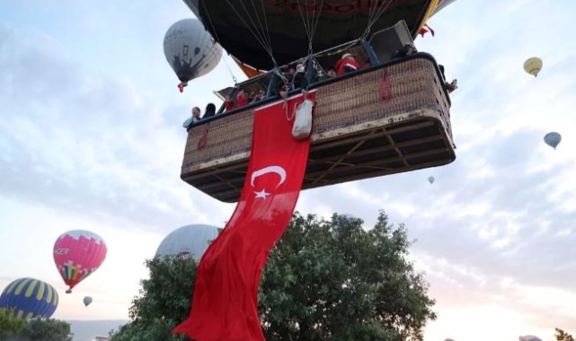Balonlar Türk bayraklarıyla uçtu