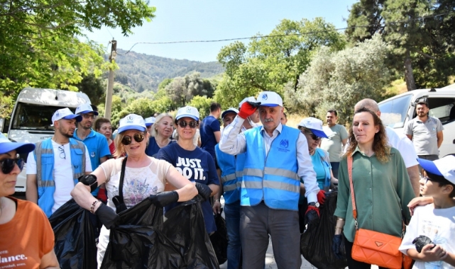 Başkan Balaban ve çevreciler 2 buçuk ton çöp topladı