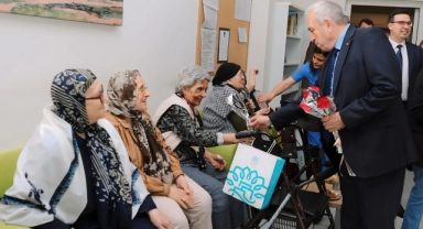 Başkan Şadi Özdemir’den huzurevindeki annelere sürpriz ziyaret