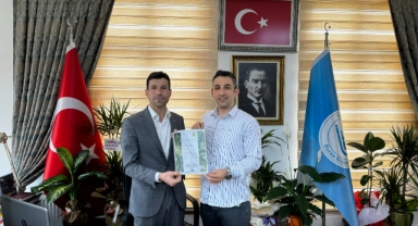 Başkan Turan ilk maaşını öğrencilere dağıttı!