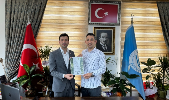 Başkan Turan ilk maaşını öğrencilere dağıttı!