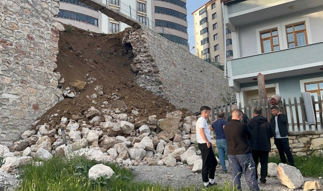 Bayburt'ta çocuk parkının istinat duvarı çöktü