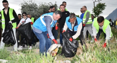 Belediye başkanı ve işçiler temizlik seferberliği başlattı