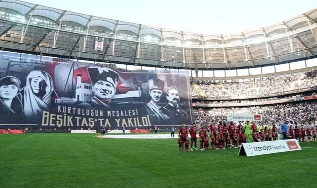 Beşiktaş tribünlerinden '19 Mayıs' pankartı