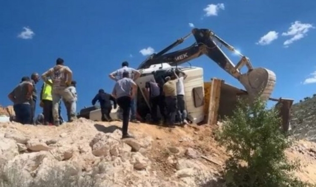 Beton şantiyesinde kamyon devrildi!