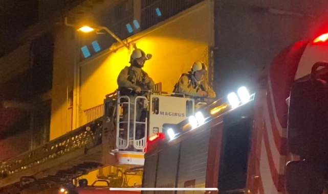 Beyoğlu'nda kafeteryanın çatısı alev alev yandı