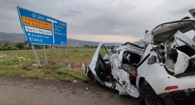 Bingöl’de hafif ticari araç levhaya çarptı