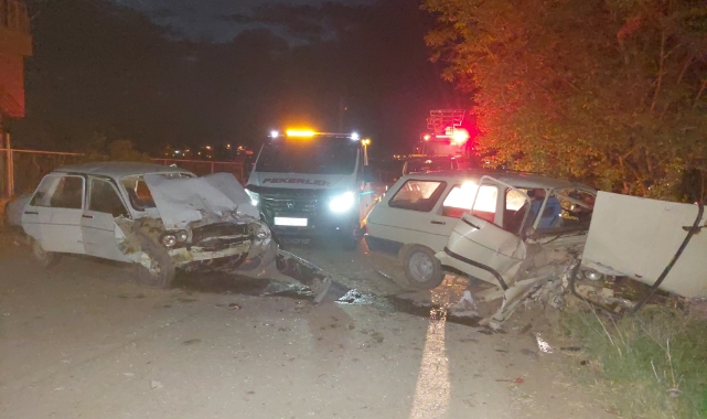 Burdur’da otomobiller kafa kafaya çarpıştı!
