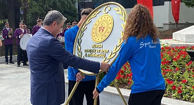 Bursa'da 19 Mayıs kutlamaları çelenk sunma töreniyle başladı